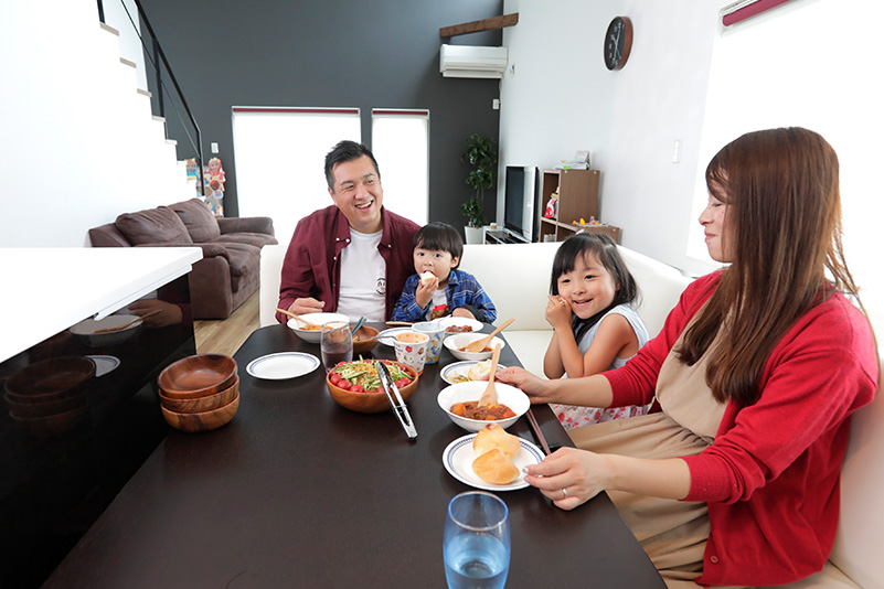 写真：宮崎邸 食卓の様子