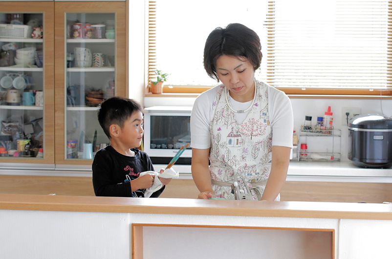 写真：キッチンで調理する様子