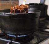 写真：鉄鍋での煮込み料理