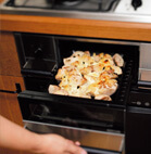 写真:ガスオーブンでの調理